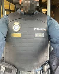 Agente portando chaleco de SAFARILAND oficial